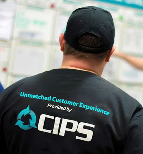 Empleado de IPS con la camiseta de la empresa, demostrando una experiencia del cliente inigualable.