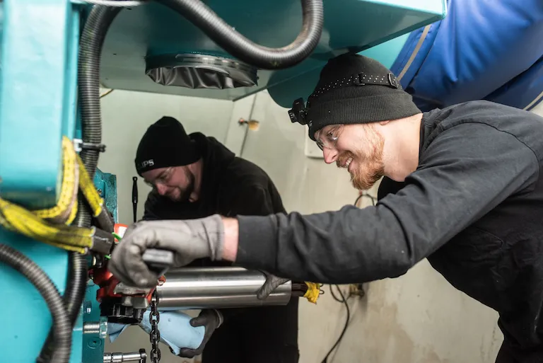Técnico de IPS trabajando en equipos industriales