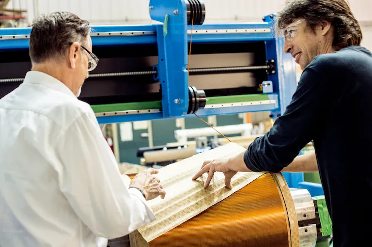 Miembros del equipo de IPS trabajando juntos en equipos industriales.